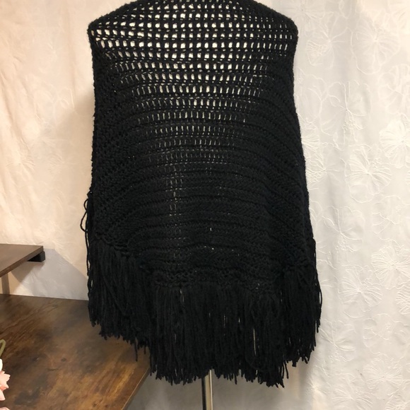 VINTAGE Crocheted Shawl - Picture 7 of 7